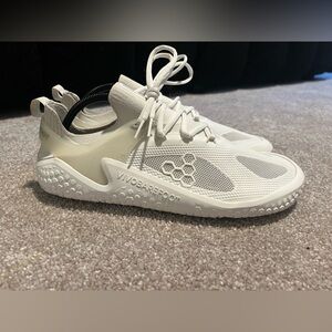 Vivobarefoot Motus Strength - size 9 Men’s